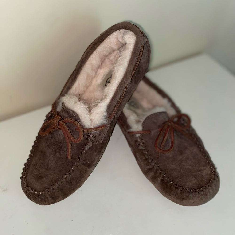 UGG Womenโs Dakota Slippers/Moccasins - Picture 2 of 6